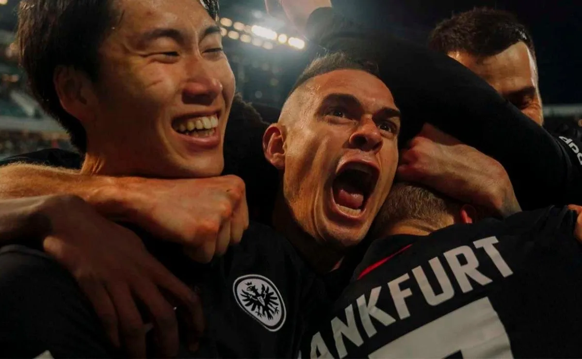 Rafael Santos Borré anotó su tercer gol con la camiseta del Eintracht Frankfurt, fue el gol del triunfo agónico de su equipo sobre Greuther Fürth.