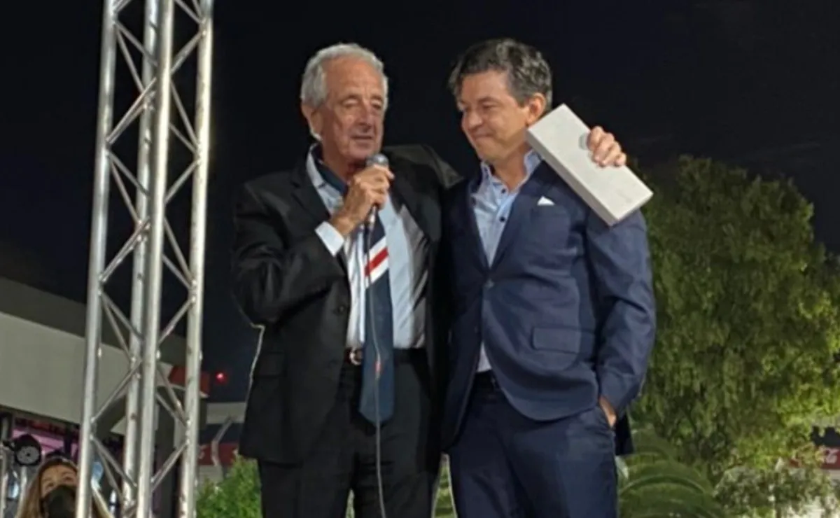El presidente millonario con la corbata que el Muñeco utilizó en el último superclásico.