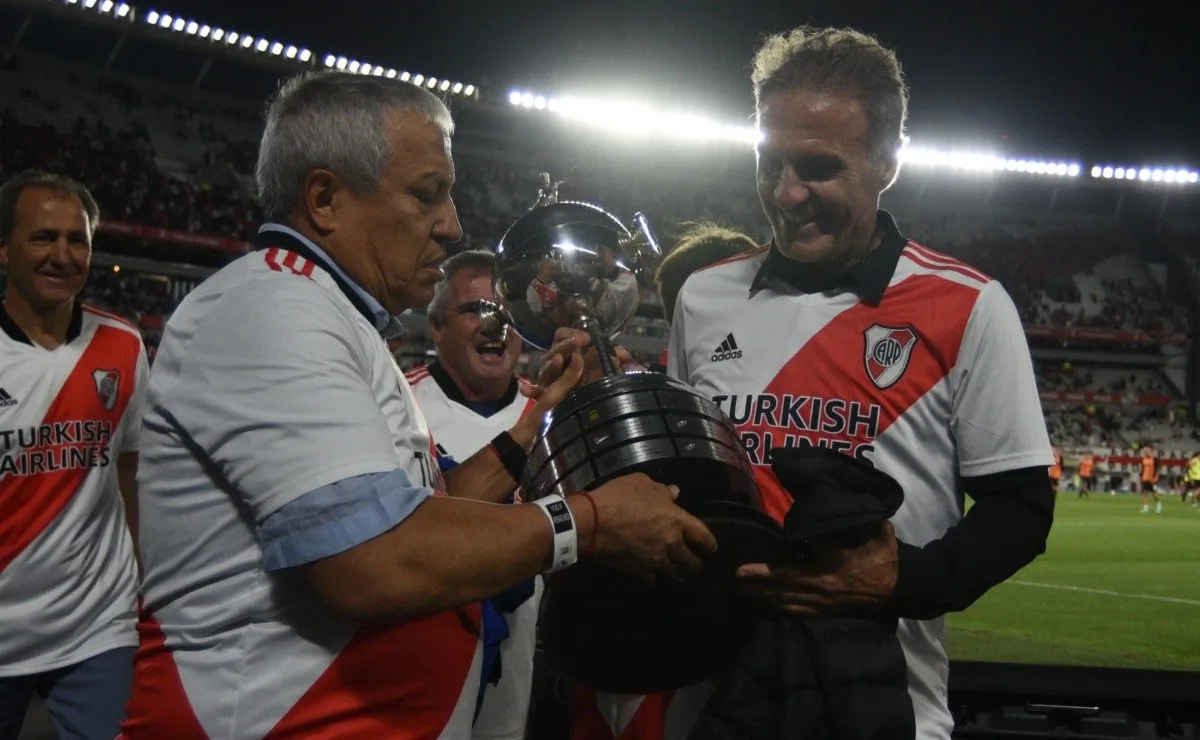Américo Gallego y Oscar Ruggeri con la réplica de la Copa Libertadores de 1986 en el Monumental.
