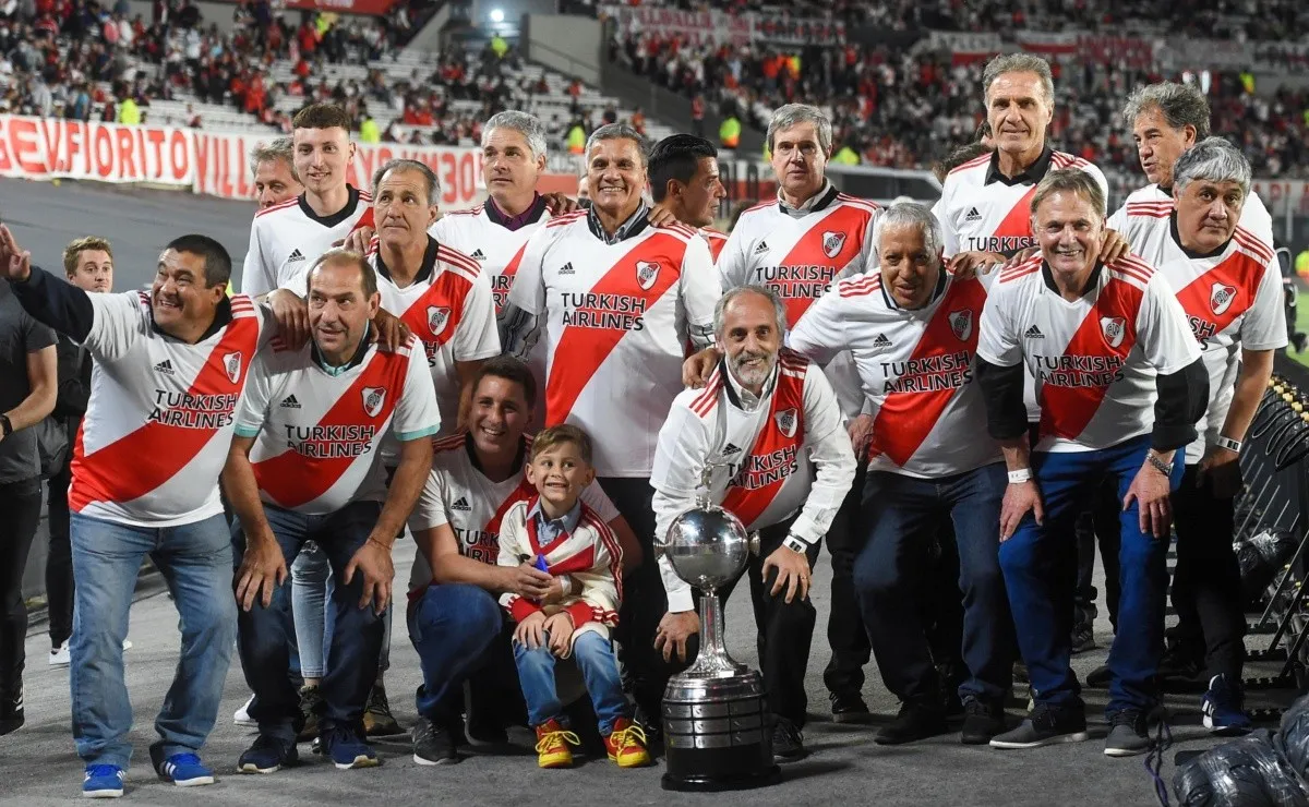 Los campeones de todo en 1986 recibieron su merecido homenaje en el Monumental.