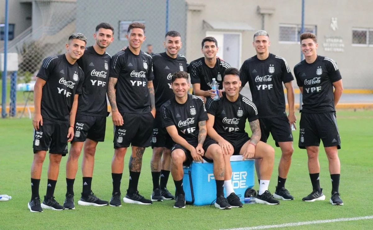 Santiago Simón y Enzo Fernández tuvieron su primer entrenamiento con la Selección Argentina Mayor.