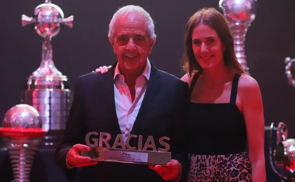 D'Onofrio y su hija Clara, presidenta de Fundación River, en la cena anual que se realizó el lunes.