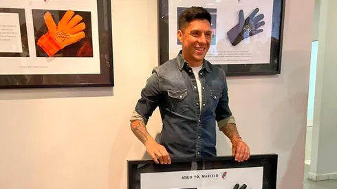 Enzo Pérez fue homenajeado en el Museo River, los guantes que utilizó ante Santa Fe por la Copa Libertadores quedaron enmarcados y exhibidos.