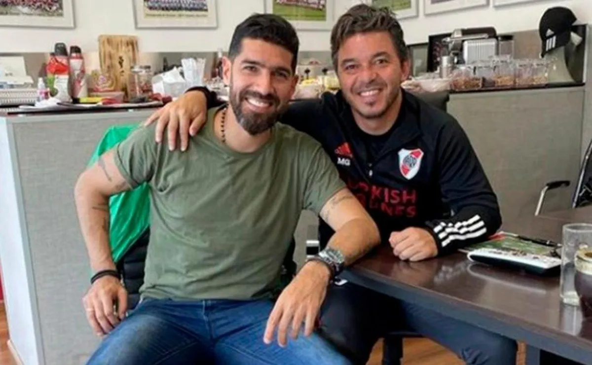 Sebastián Abreu estuvo presente en el River Camp para presenciar el entrenamiento del Más Grande y charlar con Marcelo Gallardo.