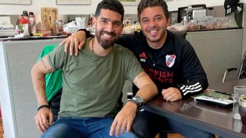 Sebastián Abreu estuvo presente en el River Camp para presenciar el entrenamiento del Más Grande y charlar con Marcelo Gallardo.