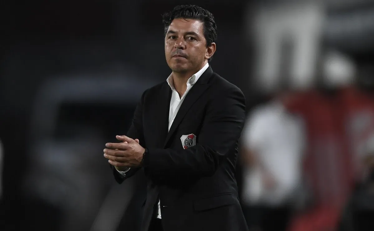 Marcelo Gallardo planea la formación para viajar a La Plata.