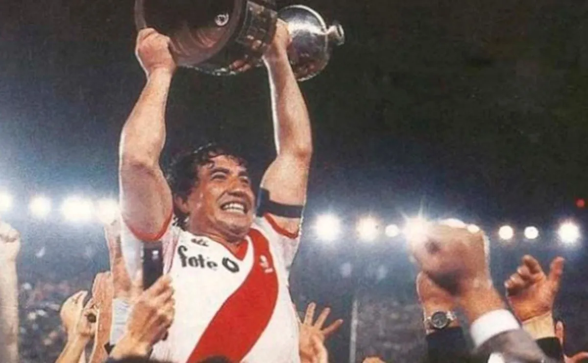 Américo Ruben Gallego levanta la primera Copa Libertadores de la historia de River.
