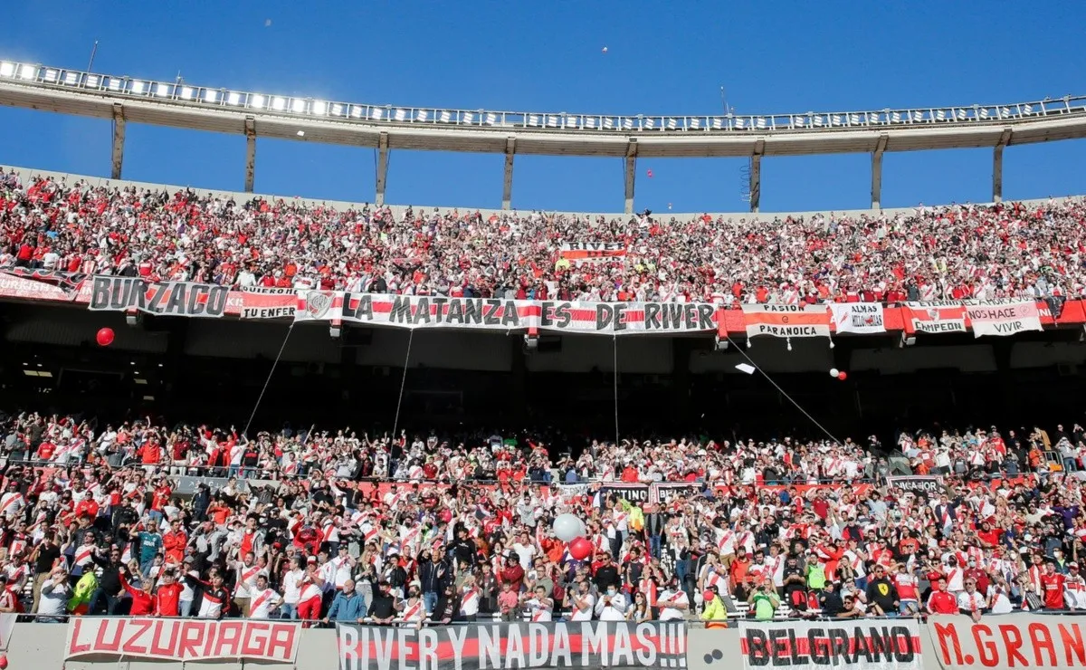 La Liga profesional podría habilitar el 100% de aforo en las próximas semanas y de ser así River recibiría a Racing y Defensa y Justicia con el Monumental repleto.