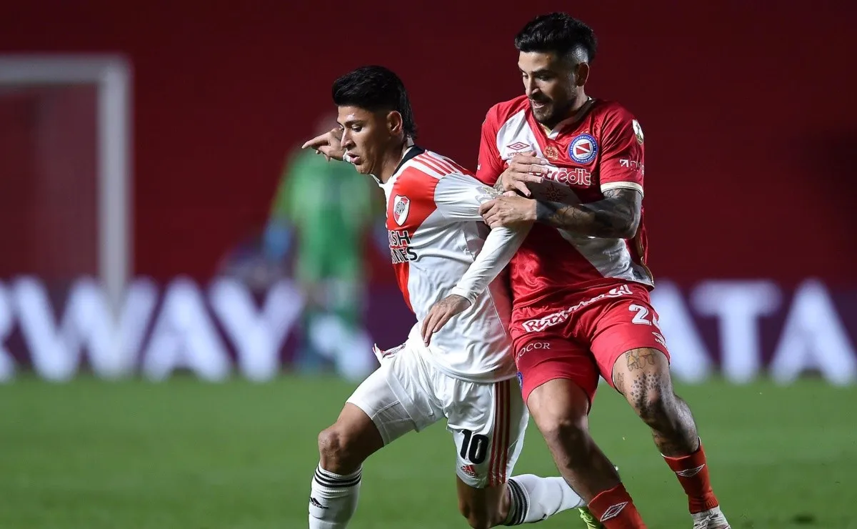 Elías Gómez, el lateral que interesa en River.