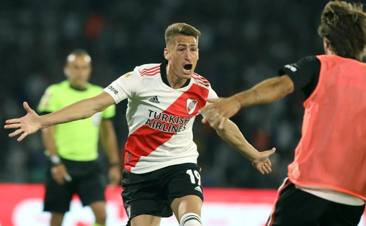 Braian Romero y su abrazo con Leo Ponzio en el festejo de gol.