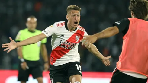 Braian Romero y su abrazo con Leo Ponzio en el festejo de gol.