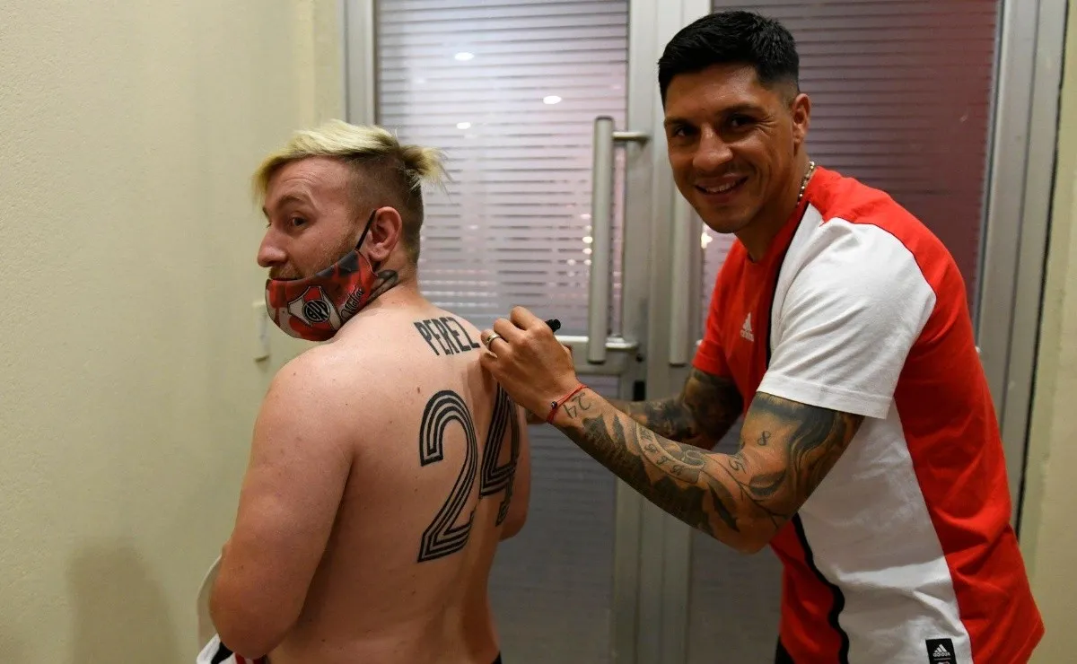 Enzo Pérez firmó el tatuaje de un fanático cordobés.
