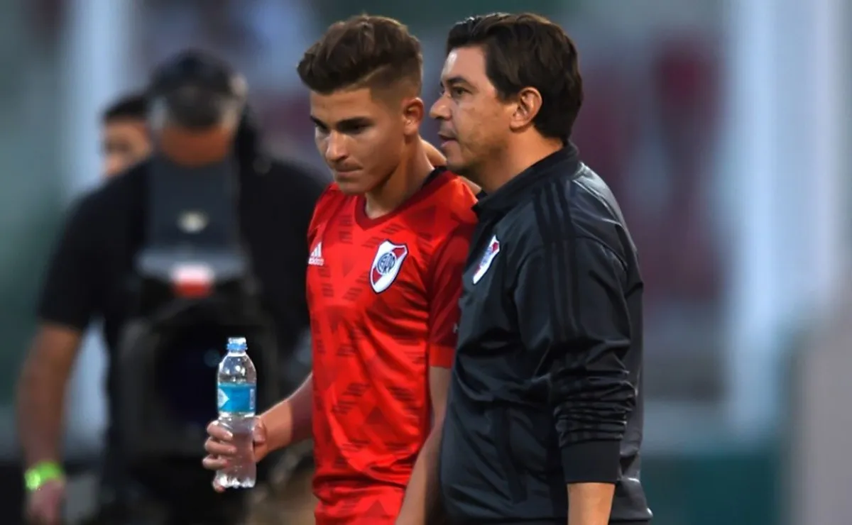 El Muñeco hablándole al oido a Julián, antes de que saltara a la cancha.