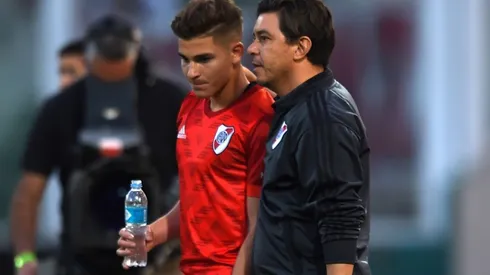 El Muñeco hablándole al oido a Julián, antes de que saltara a la cancha.