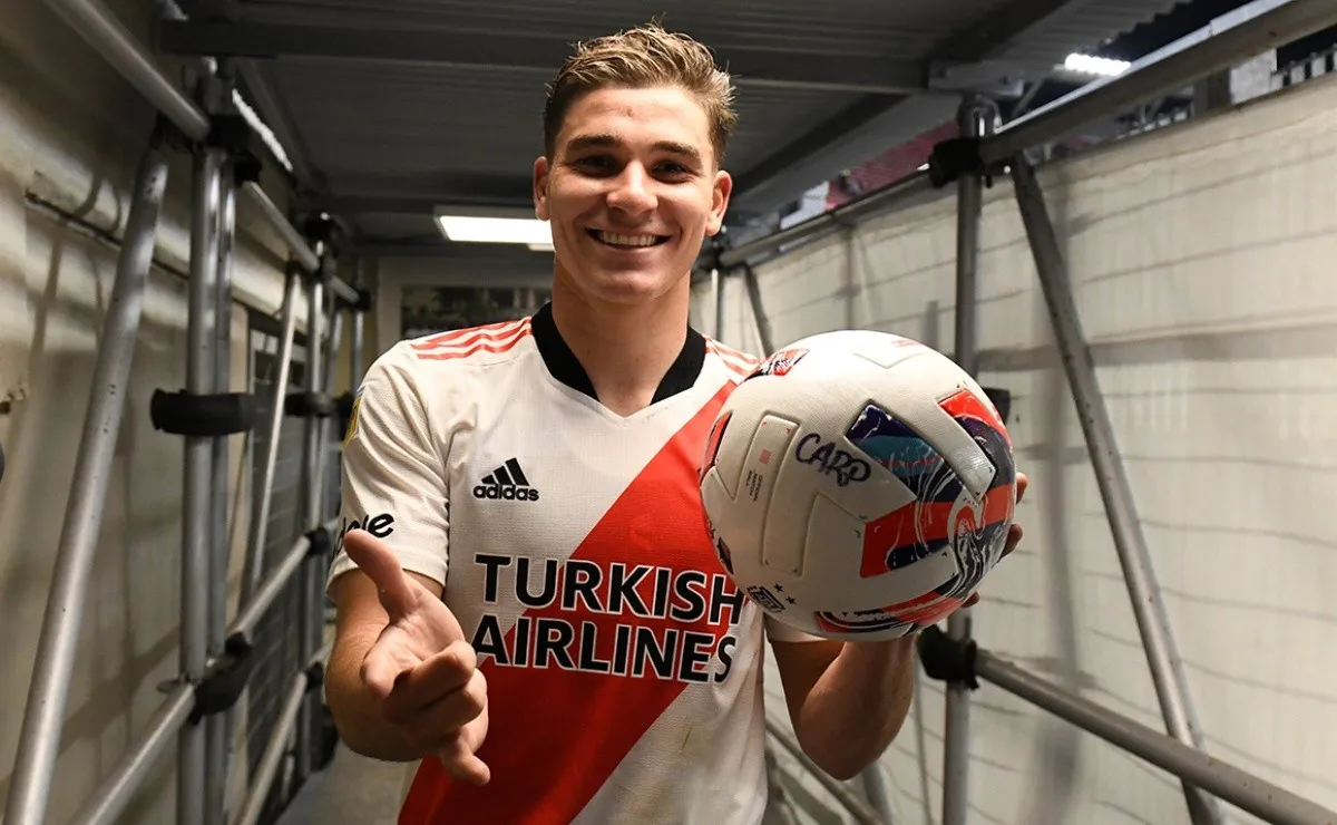 Julián regaló la pelota del hattrick: ¿quién se la quedó?