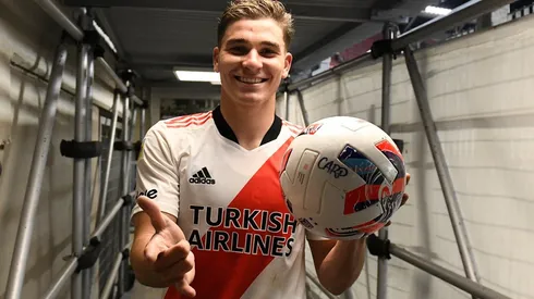 Julián regaló la pelota del hattrick: ¿quién se la quedó?