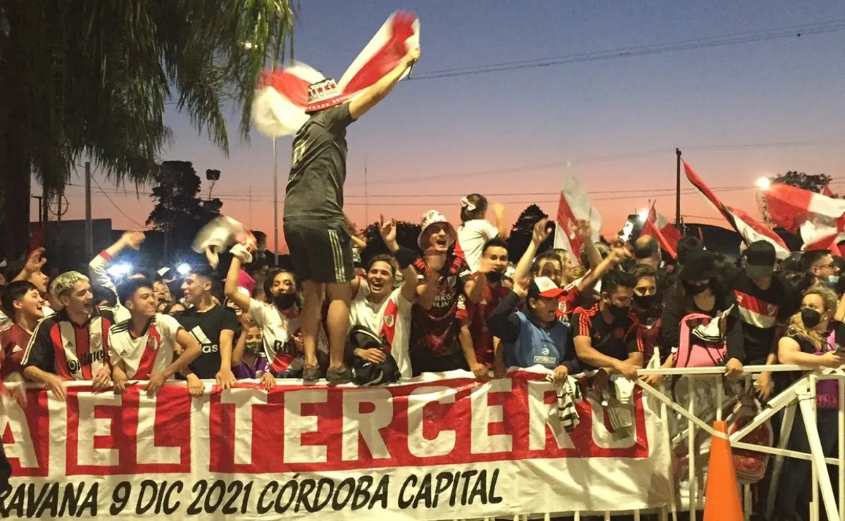 Muchos fanáticos estuvieron desde temprano esperando a los jugadores en el hotel