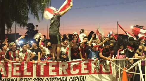 Muchos fanáticos estuvieron desde temprano esperando a los jugadores en el hotel