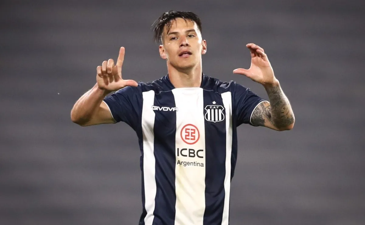 Carlos Auzqui es titular en el Talleres de Alexander Medina.