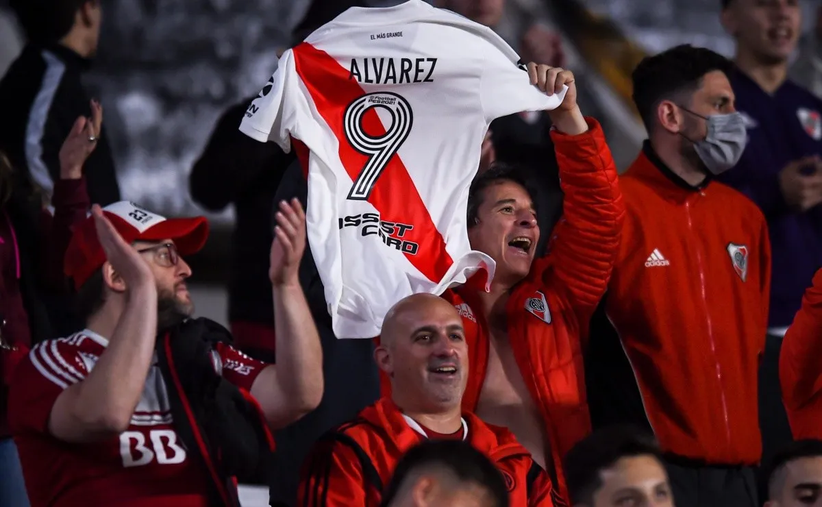 Los hinchas y una camiseta que ya quieren tener todos: la del nuevo goleador, Julián Alvarez.