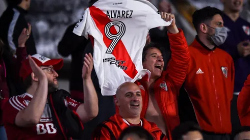 Los hinchas y una camiseta que ya quieren tener todos: la del nuevo goleador, Julián Alvarez.