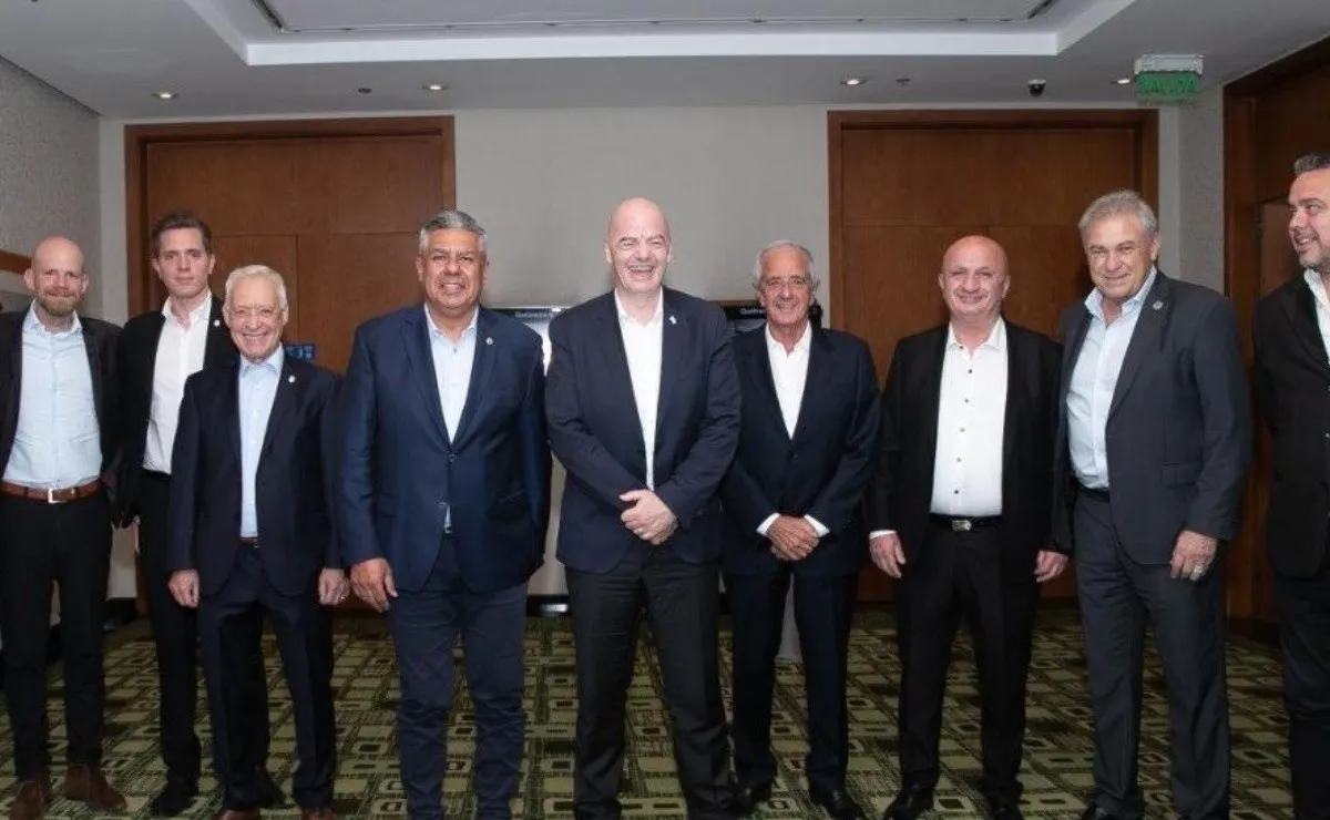 Tapia, D'Onofrio, Infantino y el resto de los presidentes en una reunión importante.