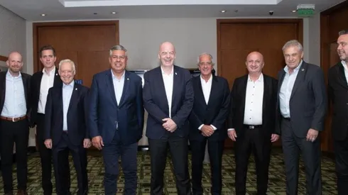 Tapia, D'Onofrio, Infantino y el resto de los presidentes en una reunión importante.