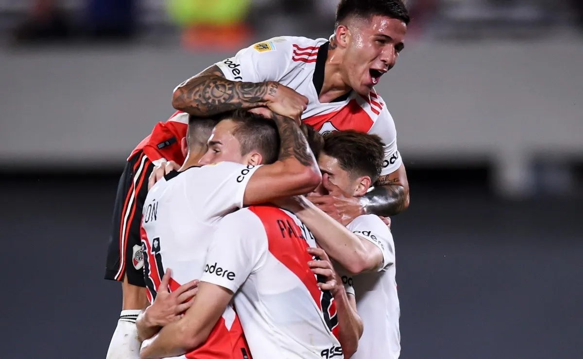El festejo de los jugadores después del gol de Julián Álvarez.