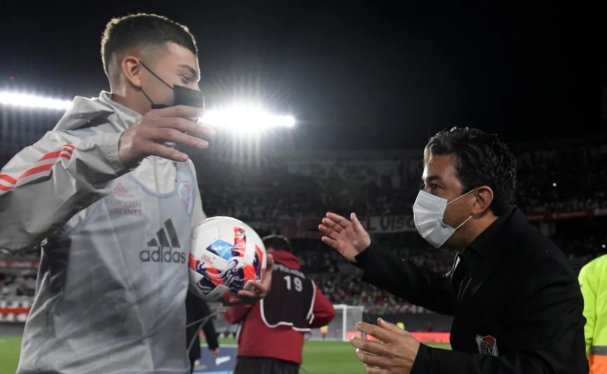 Santino Gallardo se abrazó con su papá en el partido con San Lorenzo.