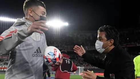 Santino Gallardo se abrazó con su papá en el partido con San Lorenzo.