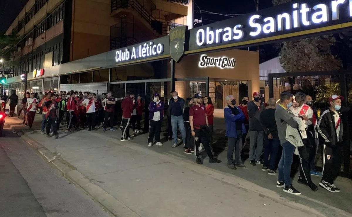 Los hinchas de River tuvieron que ir a Obras para cambiar sus carnets mientras el partido se estaba jugando.