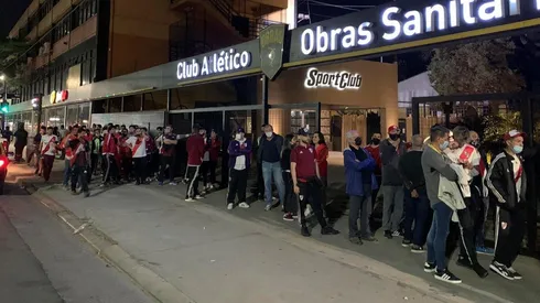Los hinchas de River tuvieron que ir a Obras para cambiar sus carnets mientras el partido se estaba jugando.