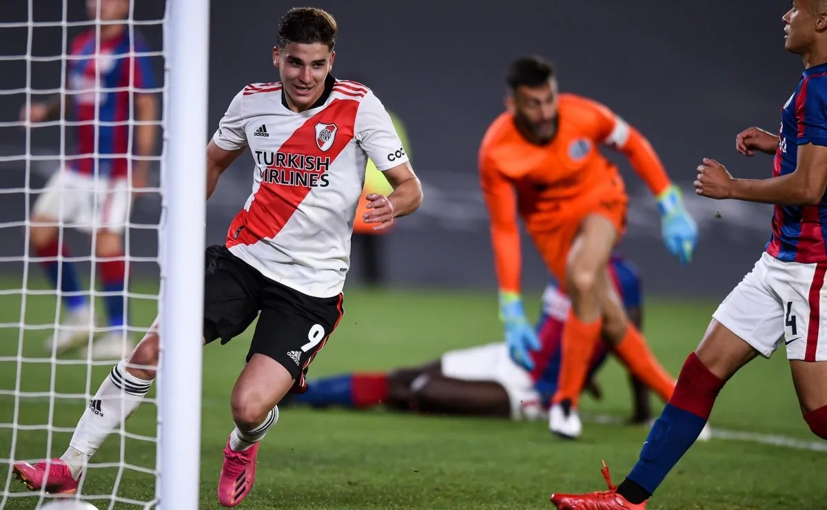 Julián Álvarez regaló su camiseta a un alcanzapelotas.