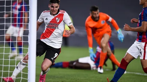 Julián Álvarez regaló su camiseta a un alcanzapelotas.