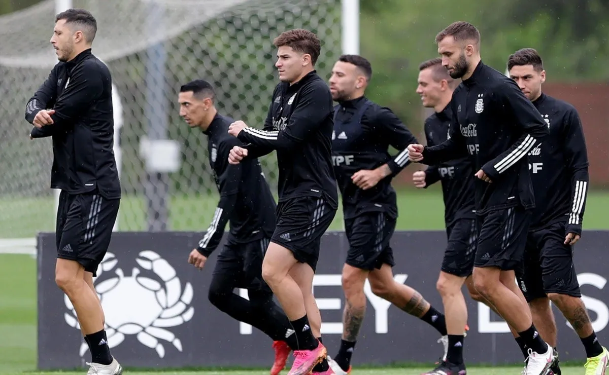 Julián Álvarez se quedó afuera del banco de suplentes en el partido entre Argentina y Perú por las Eliminatorias Sudamericanas.