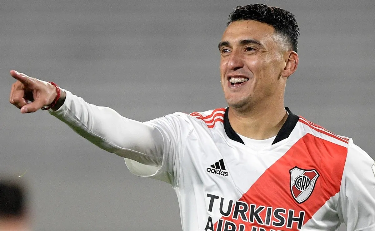 El representante de Matías Suárez aseguró que delantero cordobés seguirá en River por mucho tiempo y además habló de la operación en su rodilla derecha.