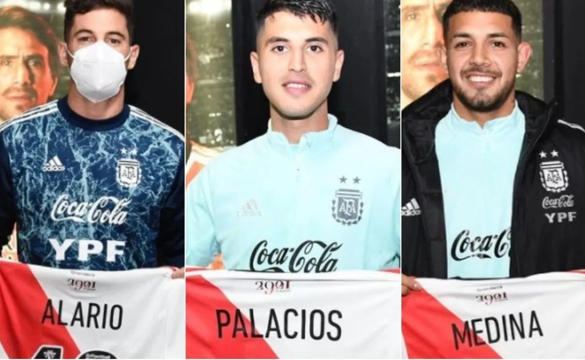 Alario, Palacios y Medina, tres de los ex River que recibieron un Manto Sagrado personalizado como regalo en la visita de la Selección Argentina al Monumental.