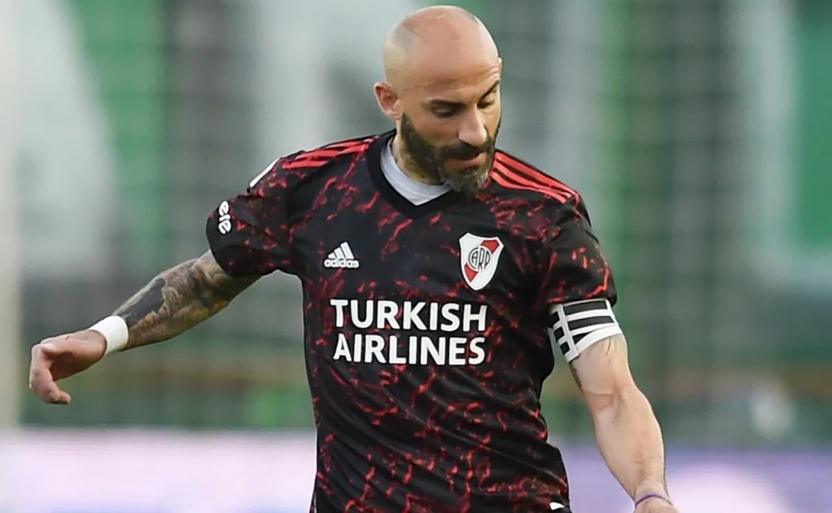 Javier Pinola volvió a ser titular tras dos meses.
