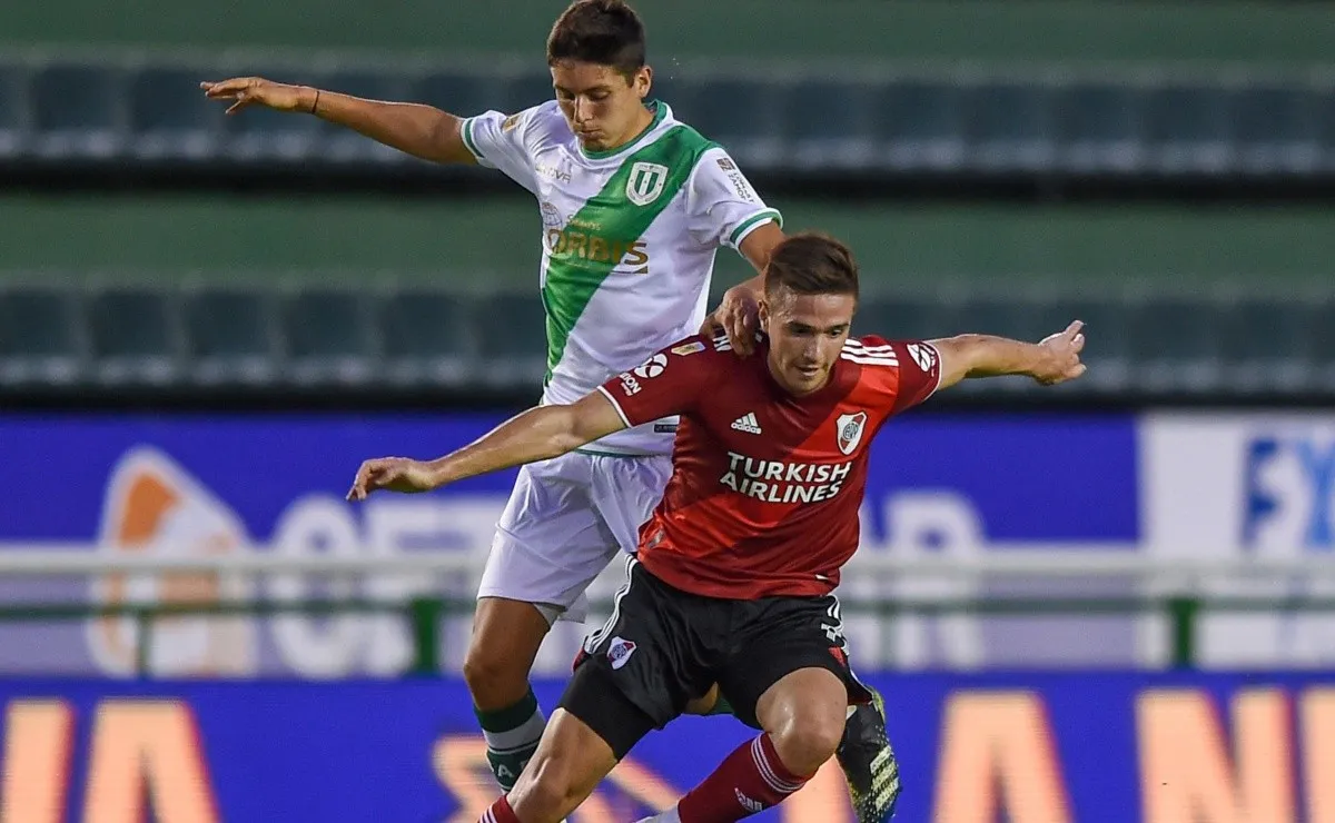 La última visita a Banfield fue con la camiseta roja.