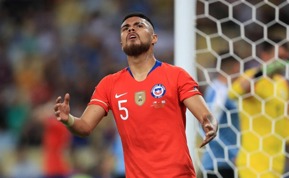 El chileno no pudo continuar jugando frente a Paraguay.