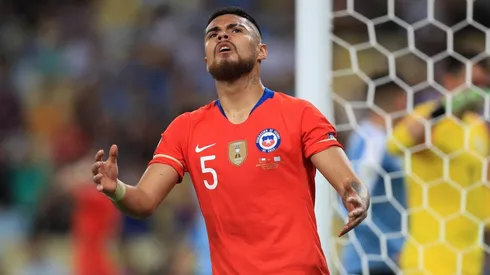 El chileno no pudo continuar jugando frente a Paraguay.