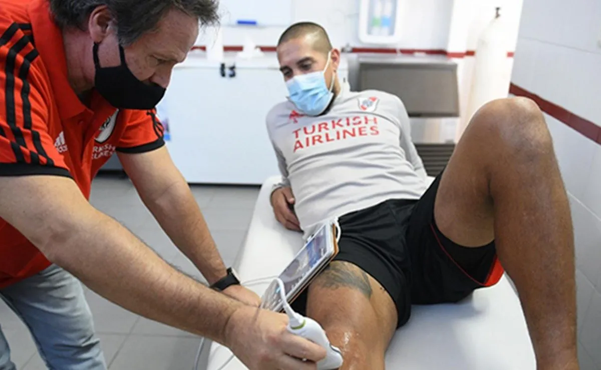 El doctor Pedro Hansing usando los nuevos equipos médicos.