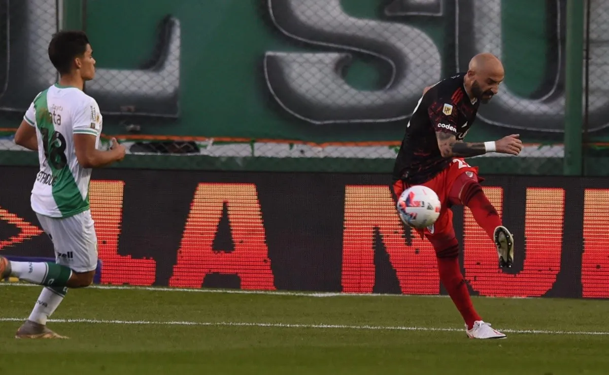 Javier Pinola volvió a jugar tras casi dos meses.