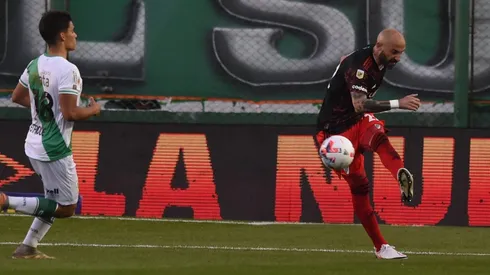 Javier Pinola volvió a jugar tras casi dos meses.