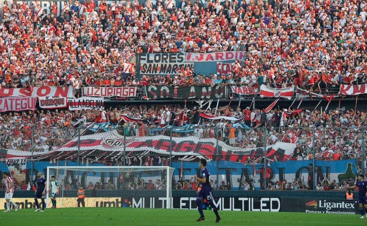 La visita de River a la cancha de Qulmes fue con incidentes.