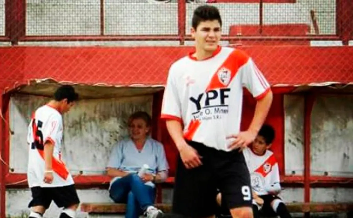 Julián Álvarez con la banda roja del Club Atlético Calchín.