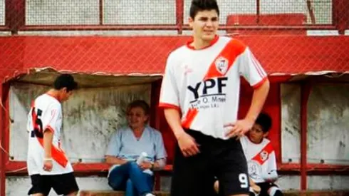 Julián Álvarez con la banda roja del Club Atlético Calchín.