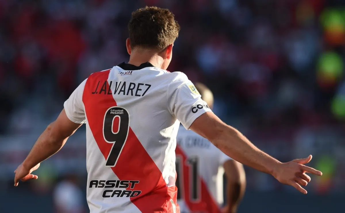Julián Álvarez fue la gran figura del superclásico.