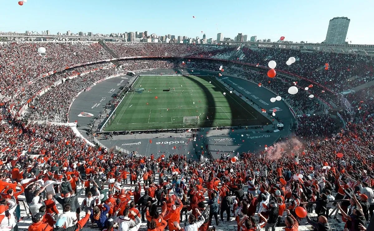 El Monumental lució un espectacular marco, pero no respetó el 50% de aforo.