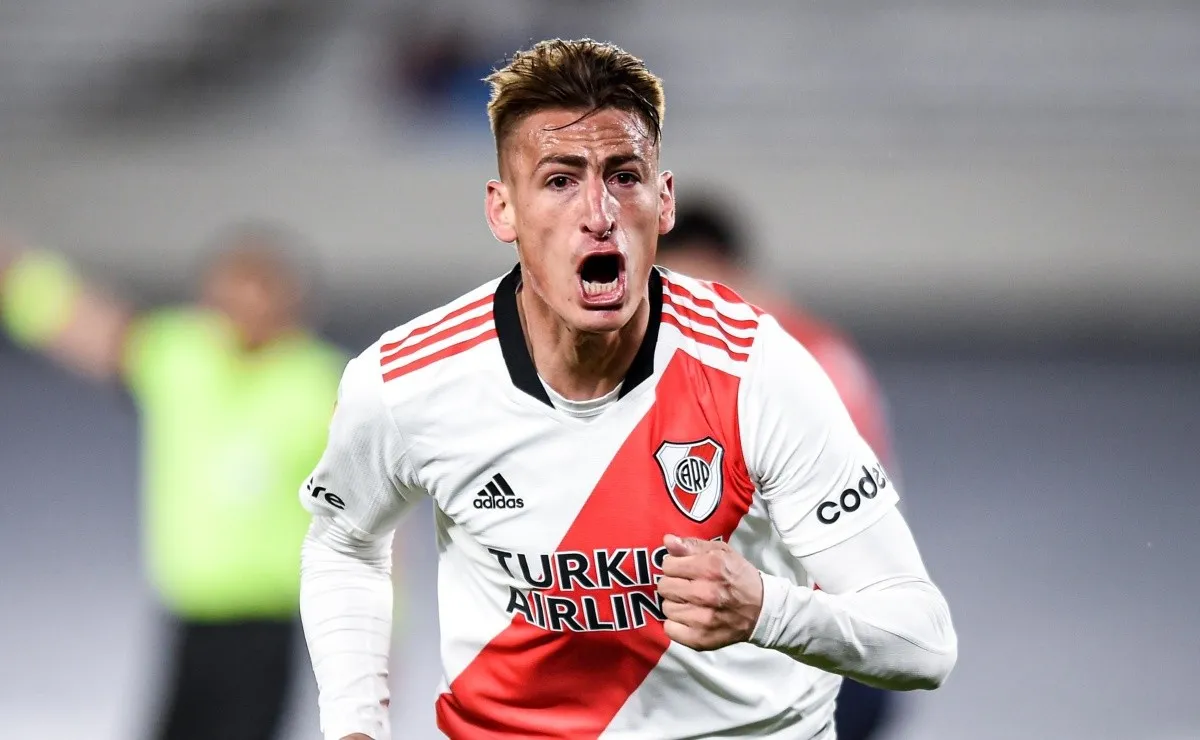 El delantero gana terreno para ir de arranque ante Boca.